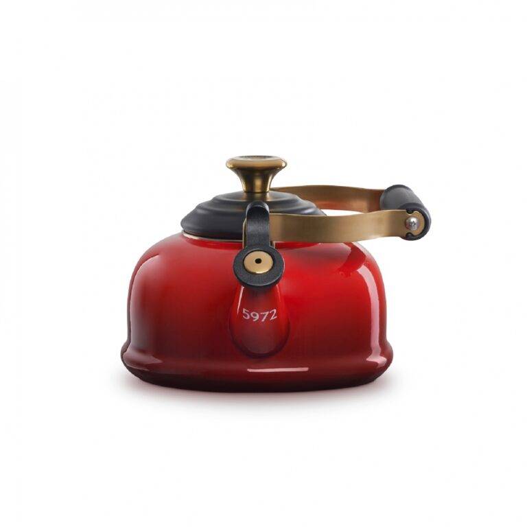 le-creuset-hogwarts-express-kettle-2