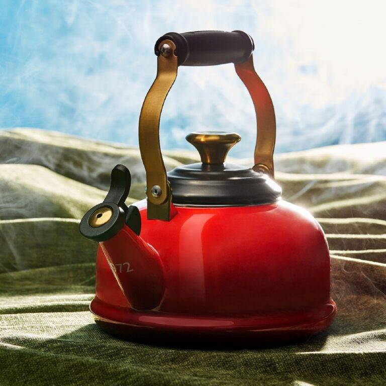 le-creuset-hogwarts-express-kettle-4