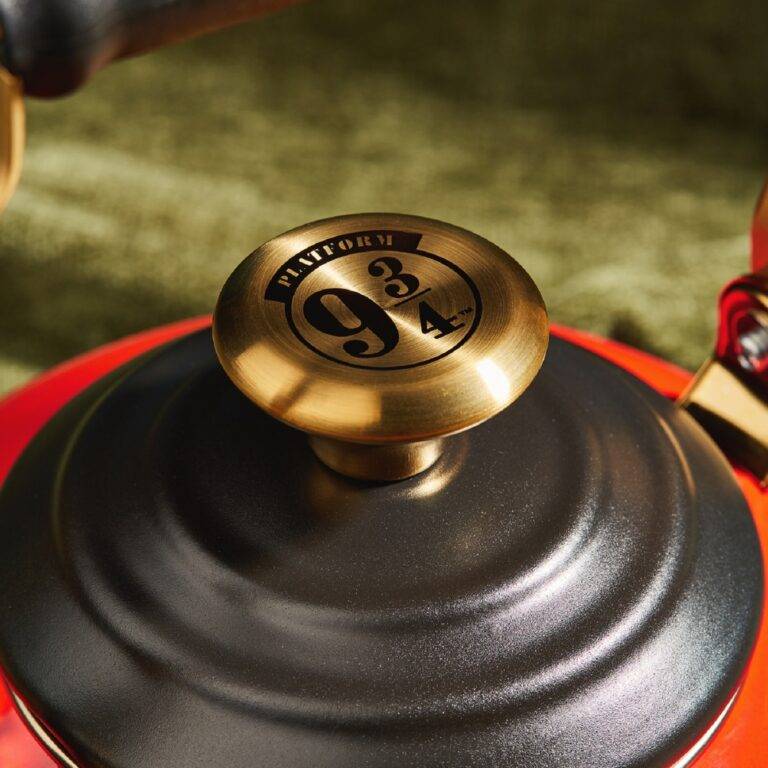 le-creuset-hogwarts-express-kettle-5