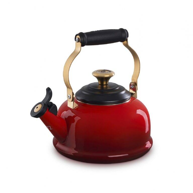 le-creuset-hogwarts-express-kettle
