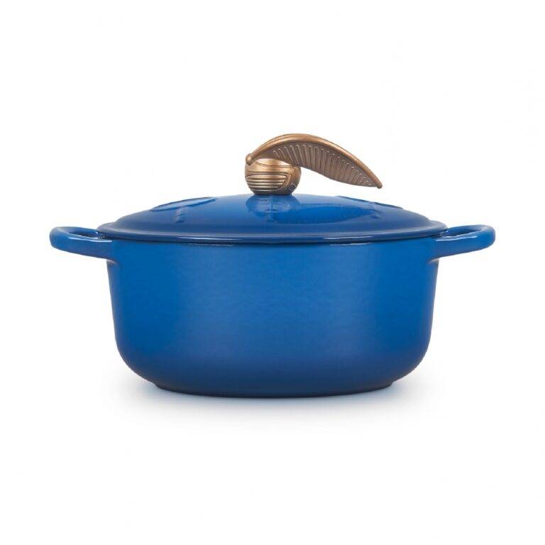 le-creuset-quidditch-signature-round-dutch-oven-2